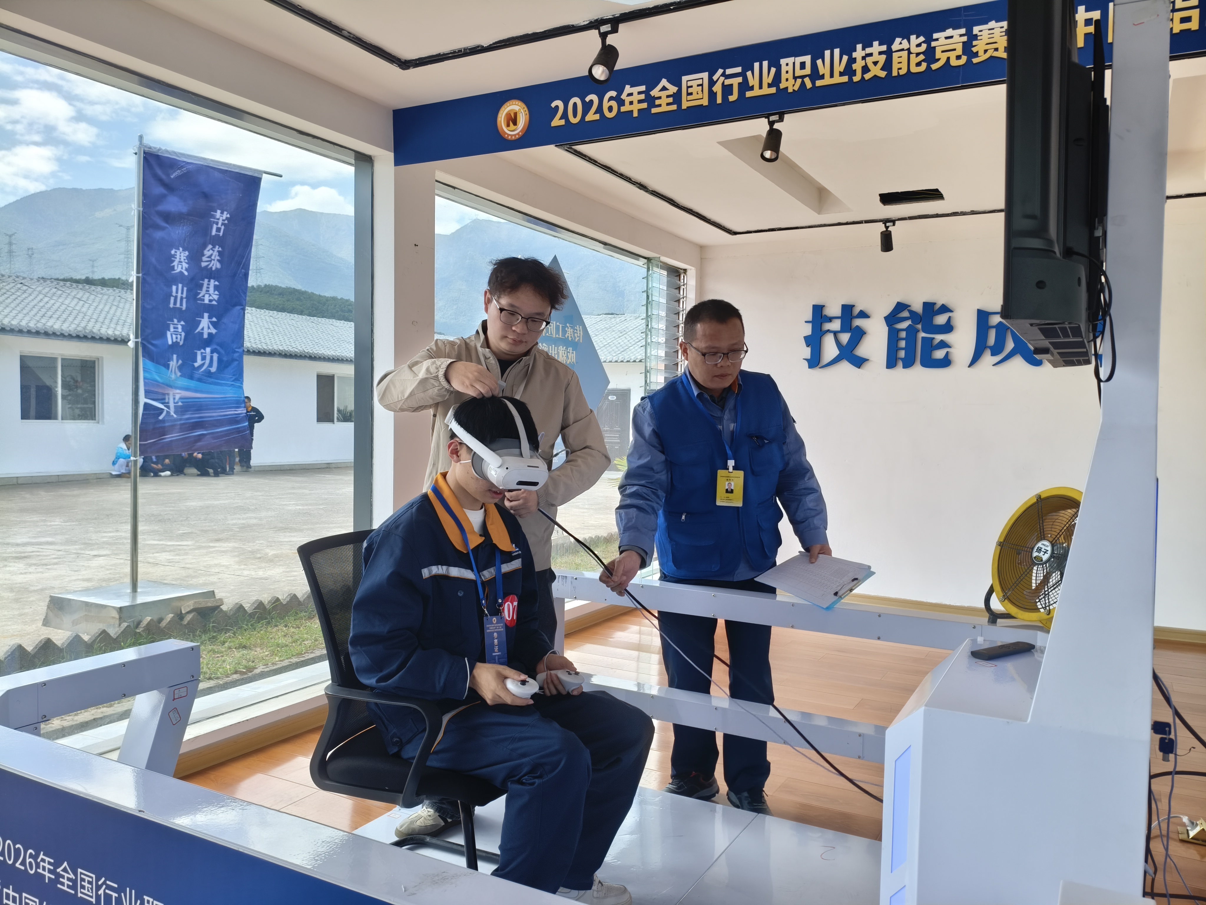 参赛选手在进行电解槽仿真操作(杨锋 摄)