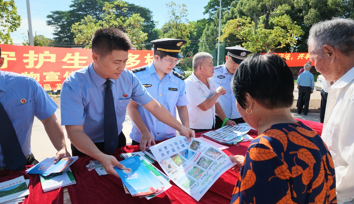活动现场,工作人员向来往居民、群众面对面开展科普宣讲。(刘钦赐 摄)