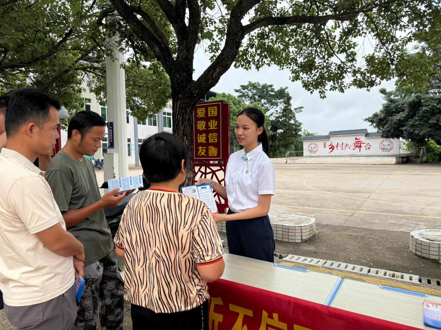 南雄农商银行扎实开展反洗钱宣传月系列宣传(郭昕昕 摄)