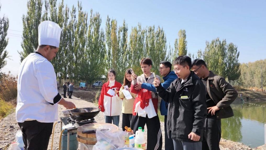 现场烹饪湿地鱼塘的鲜鱼(郭雅婧 摄)