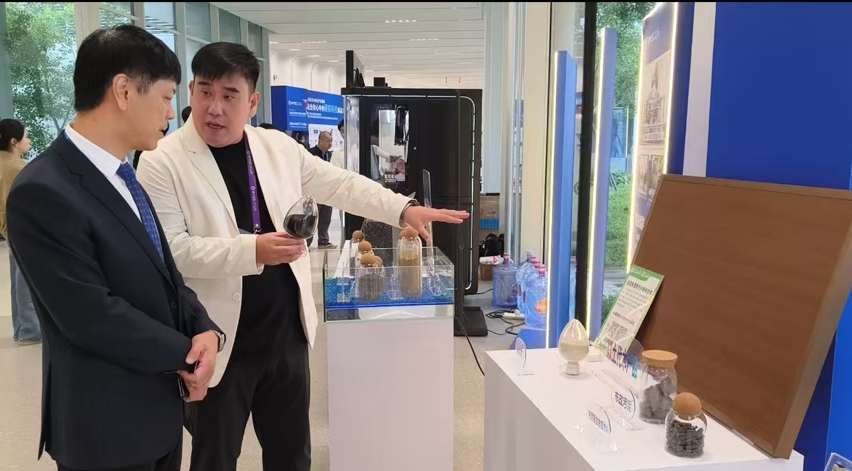 邵璋(右)在介绍绿色循环科技亮点 (曾庆华 摄)