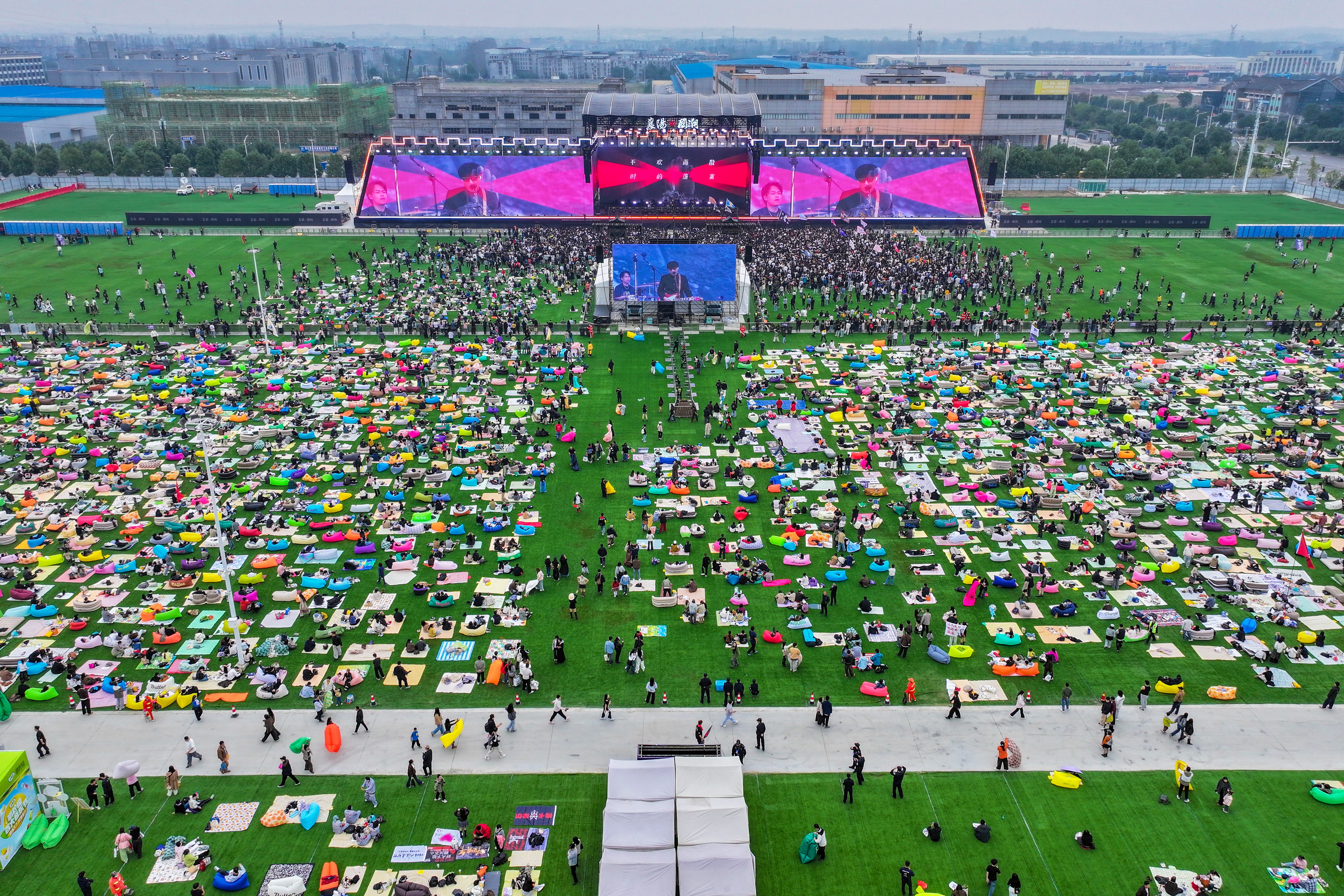 襄阳国潮音乐嘉年华现场热闹非凡(张沛 摄)