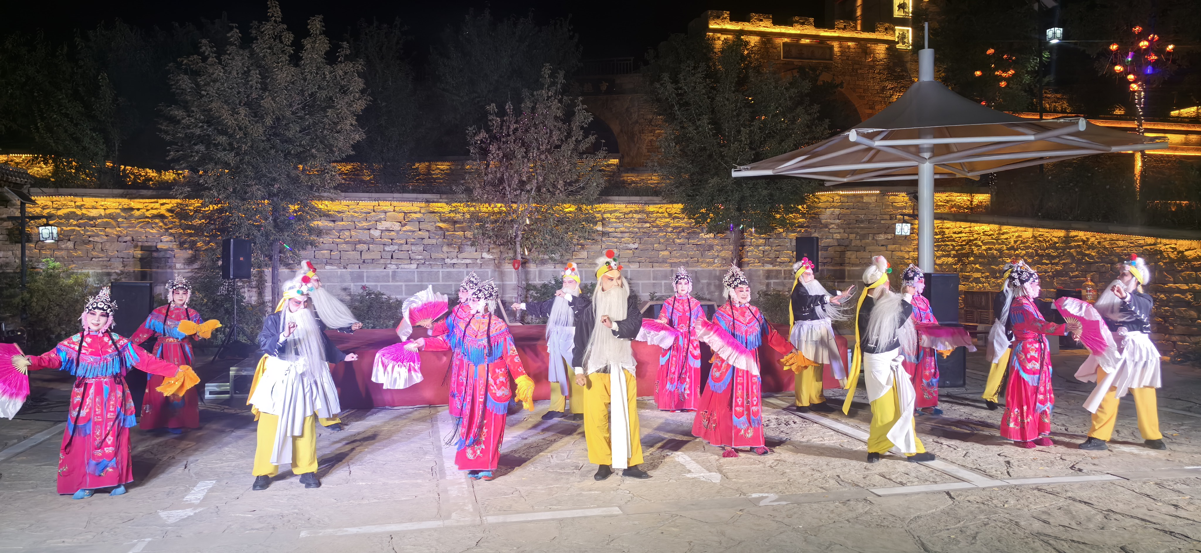 踢鼓子秧歌为夜游文旅经济提供了丰富的文化业态 (席兆平 摄)