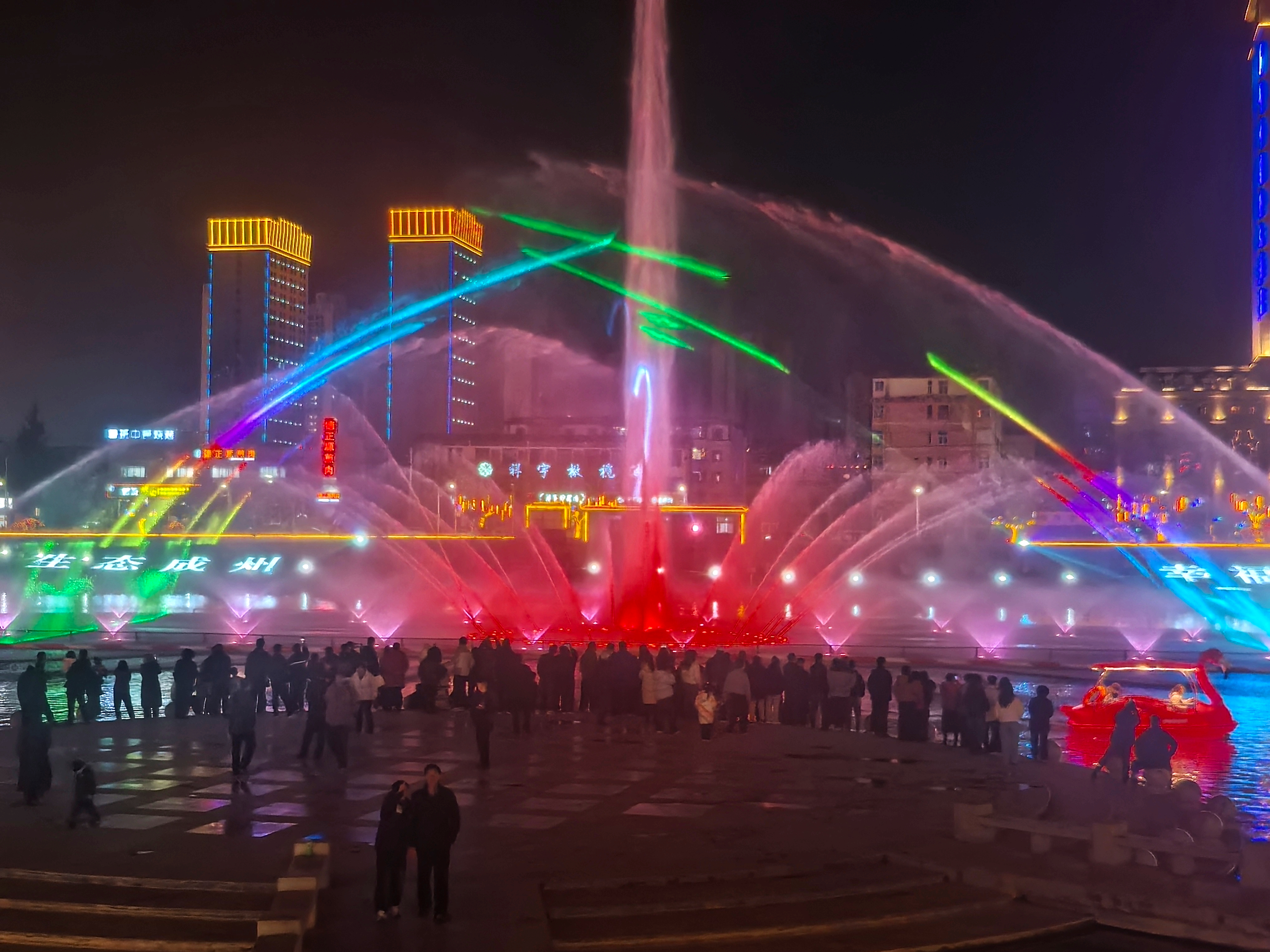 多彩的青泥河夜景(刘建军 摄)