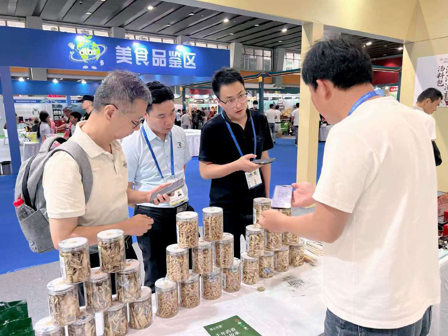 2026地理标志产业(广州)展览会对岷县有机当归进行推介 (曲婷婷 摄)