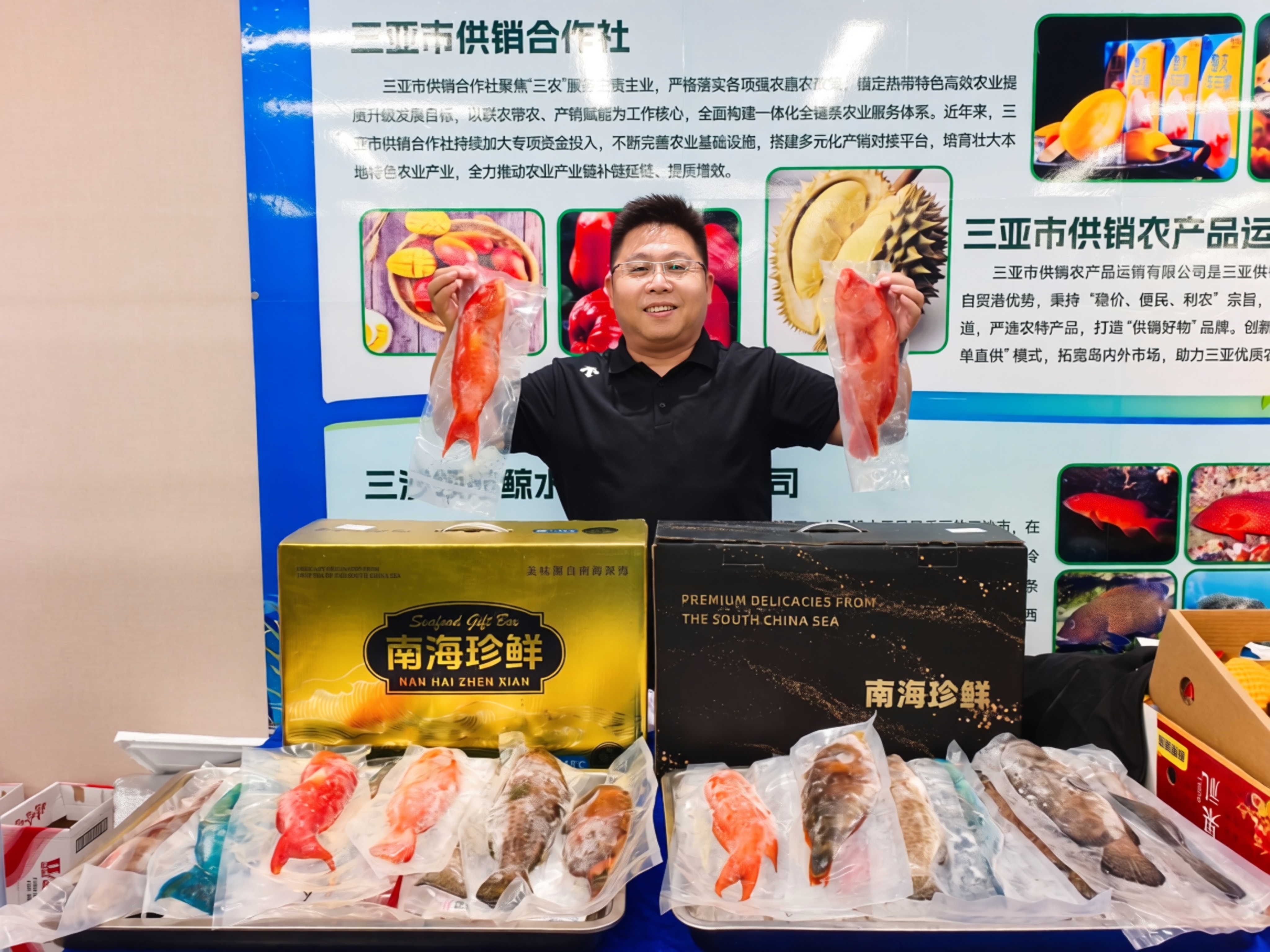 企业代表现场展示南海鱼(余惠玲 摄)