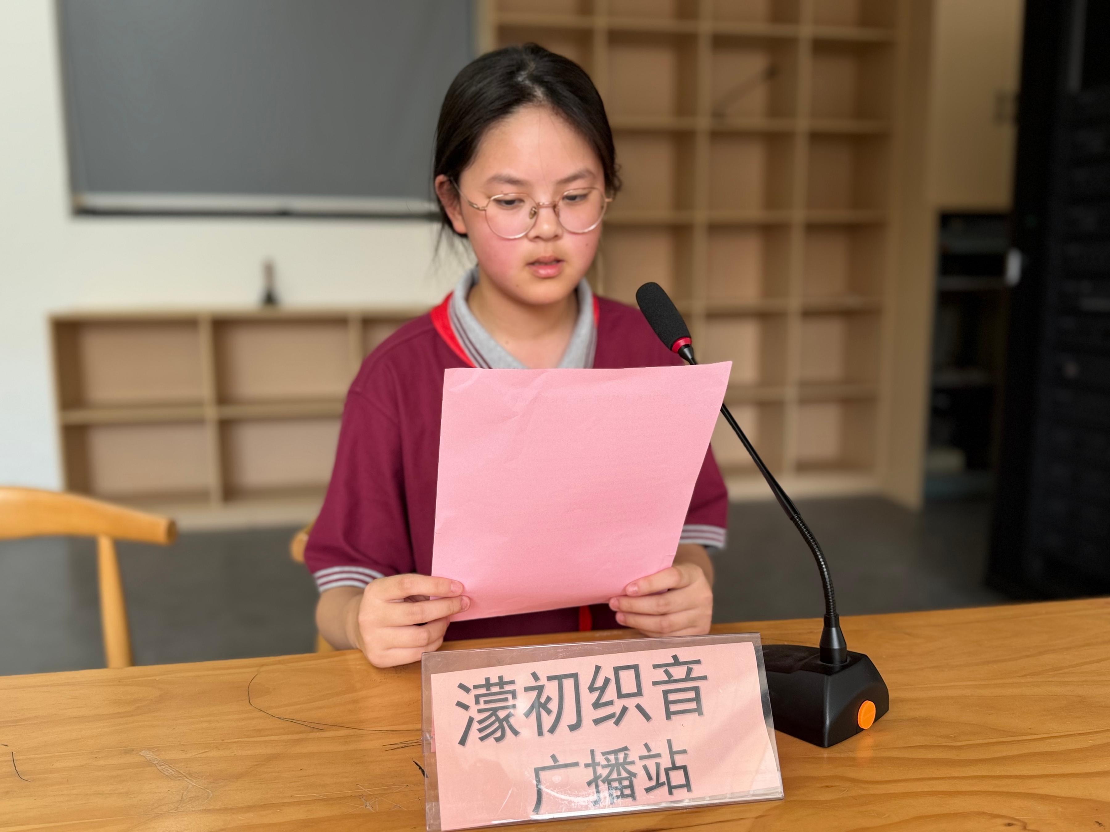 “濛初织音”广播站学生在广播 (张然航 摄)