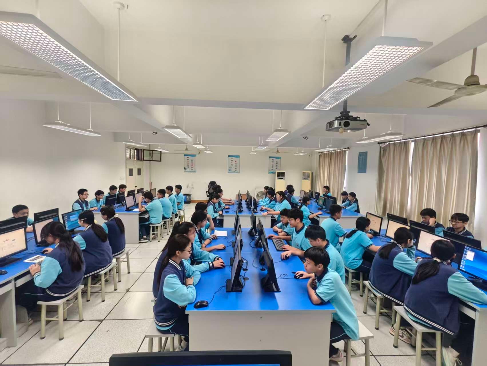 学生学习现场 (张然航 摄)