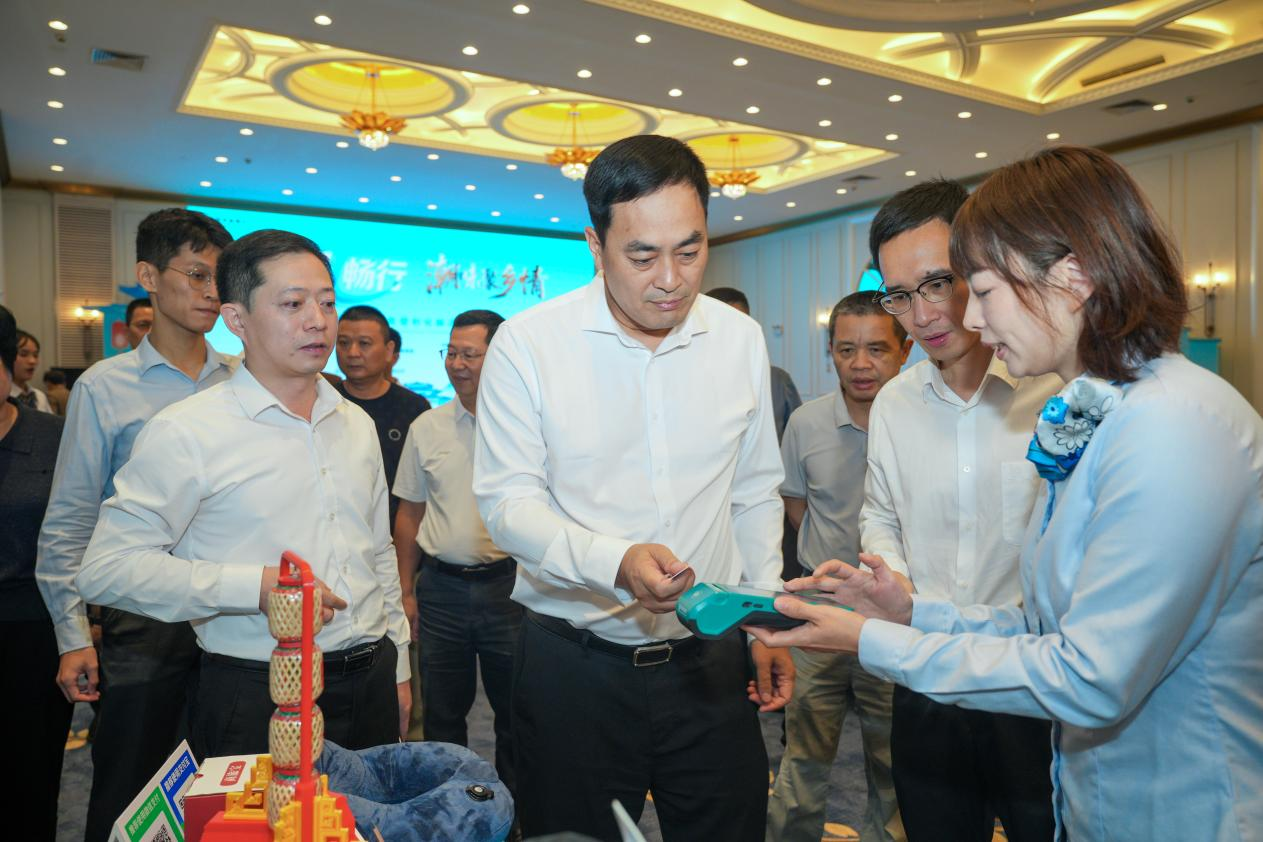 出席活动的领导参观了解“数智畅行卡”便捷发卡和丰富功能 (邱凯权 摄) 配图4