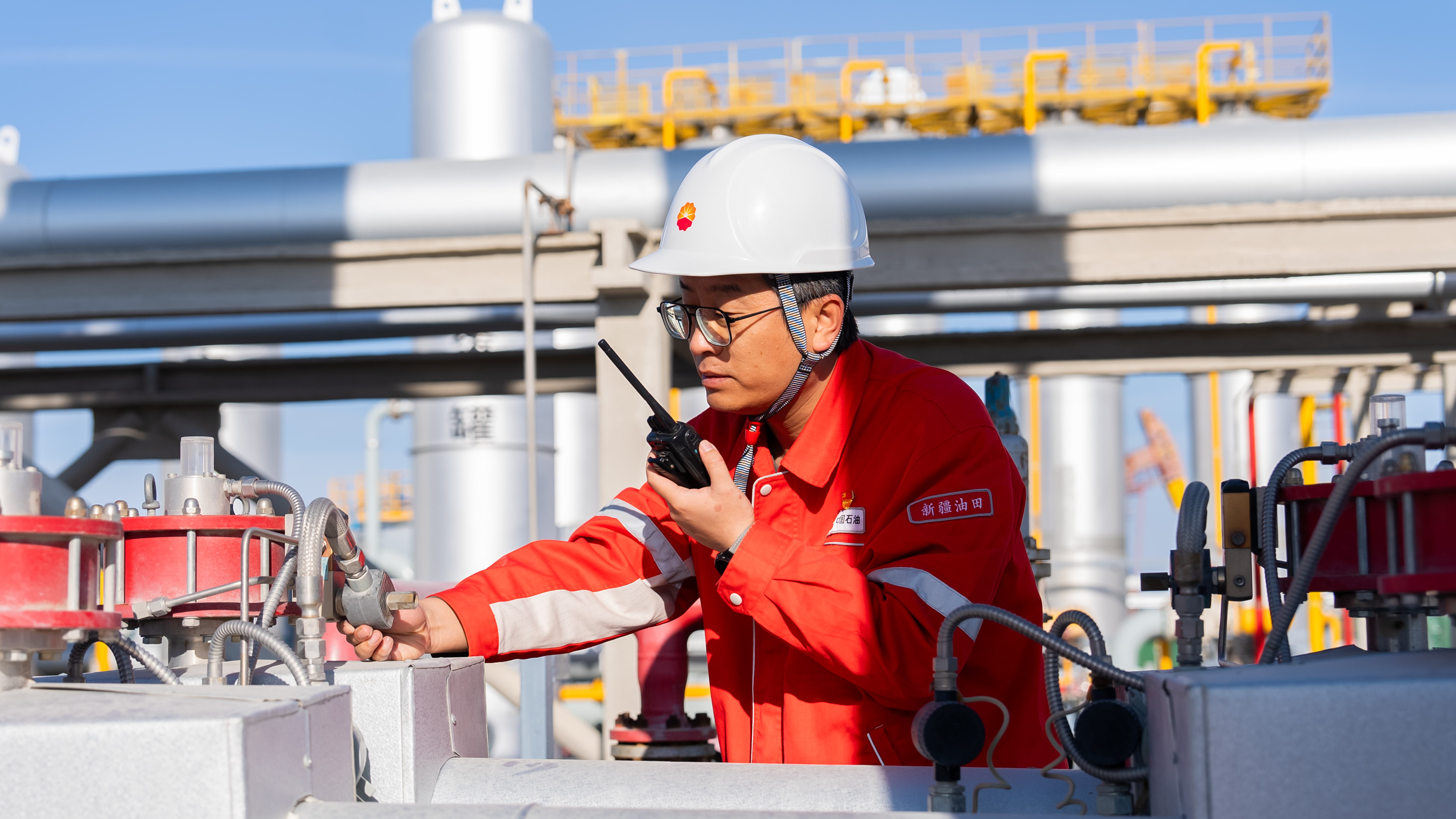 在采油二厂八区530井区二氧化碳混相驱先导试验站,工作人员正核查工艺运行参数。(冶表 摄)