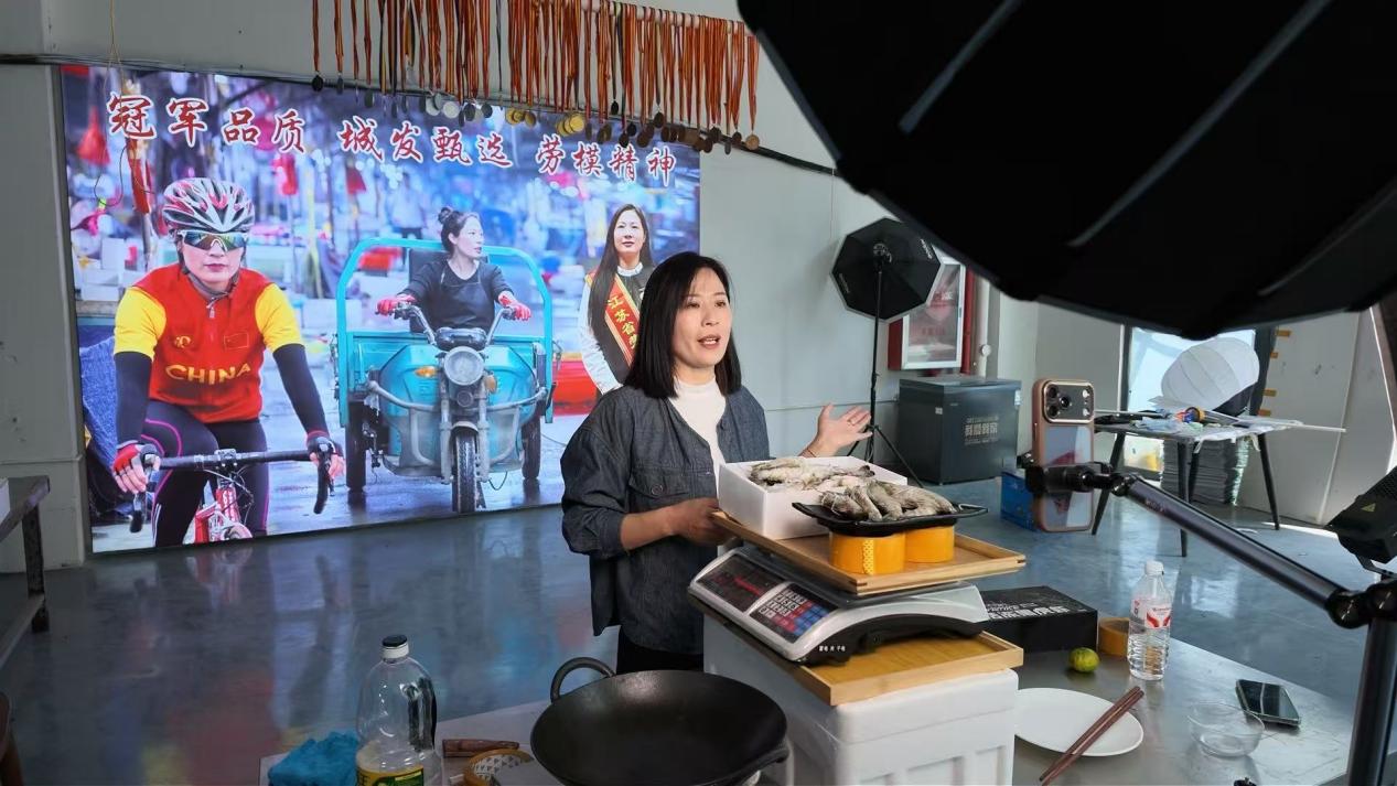 李园园正在直播带货 (张南宁 摄)