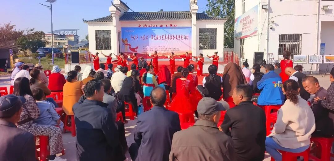 村民在“家门口”乐享文化盛宴(相生年 摄)