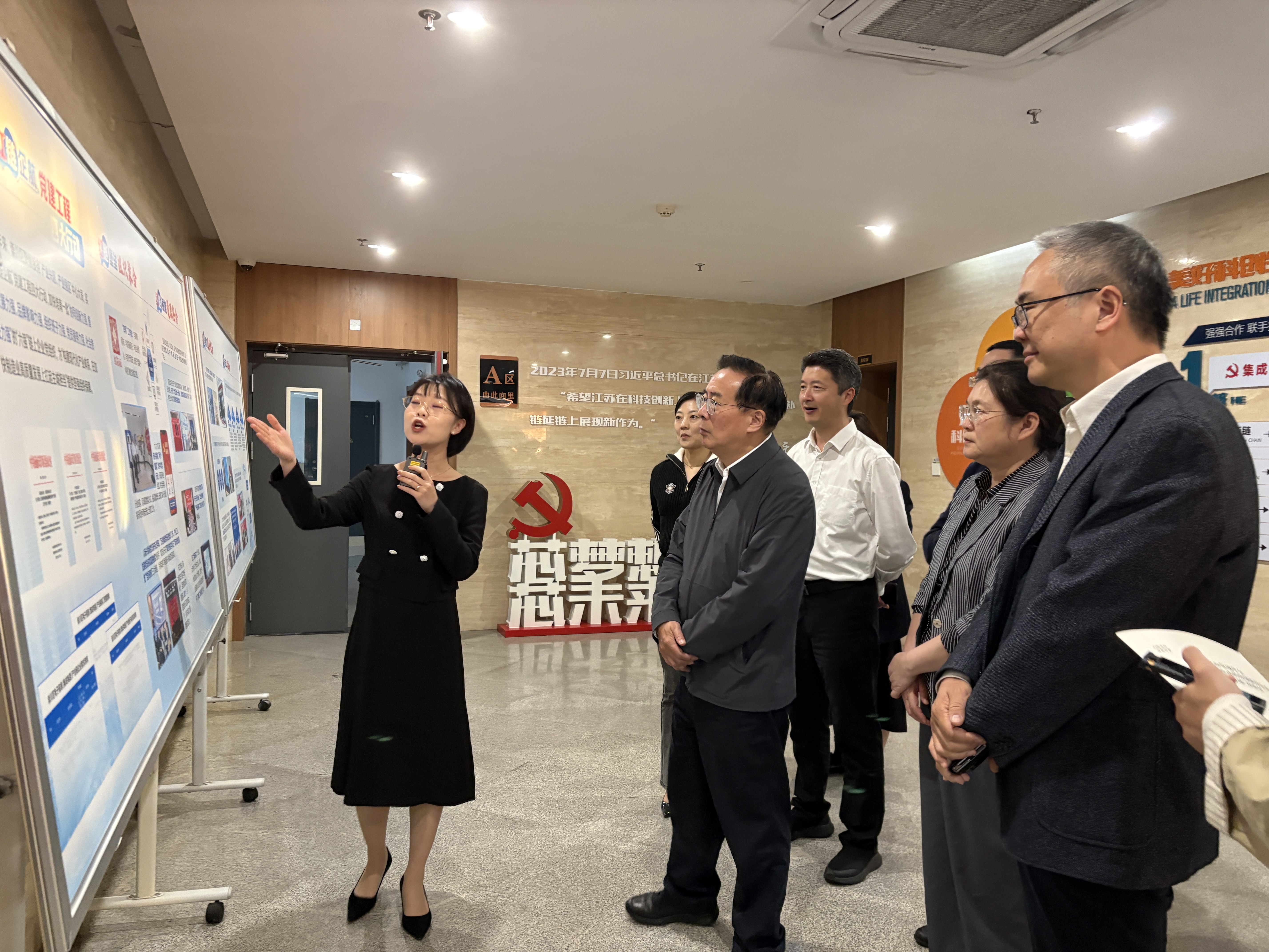 参会代表走进当地的园区、科研平台和企业。(张伟伟 摄)
