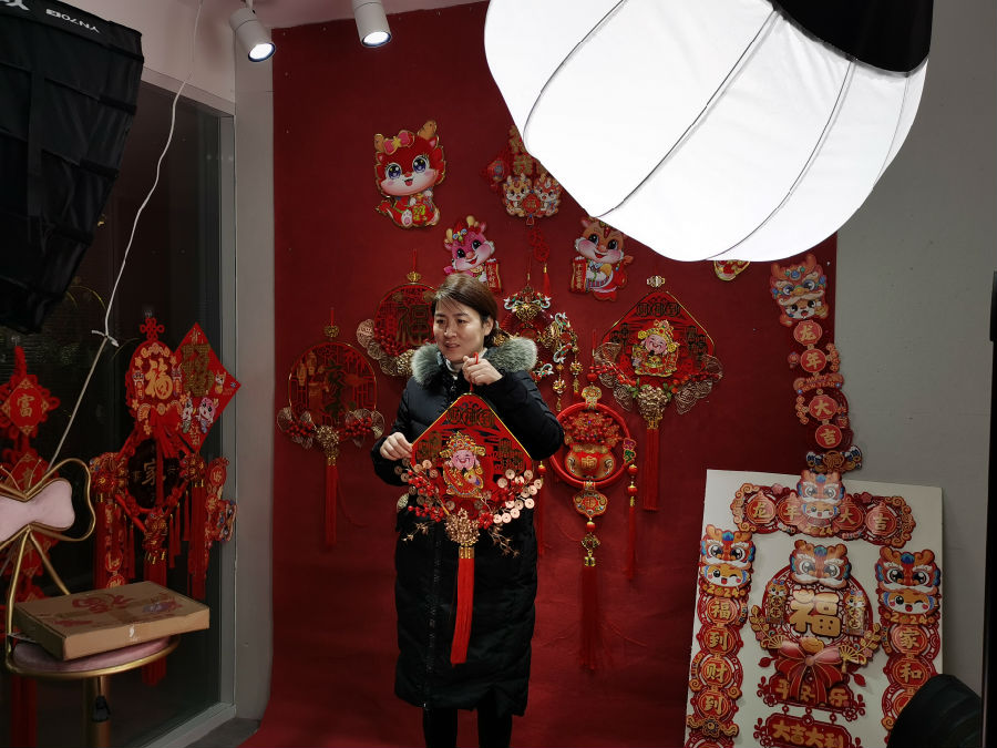 网上年货节直播中心——网络主播在直播带货(王永安 摄) 网上年货节直播中心——网络主播在直播带货(王永安 摄)