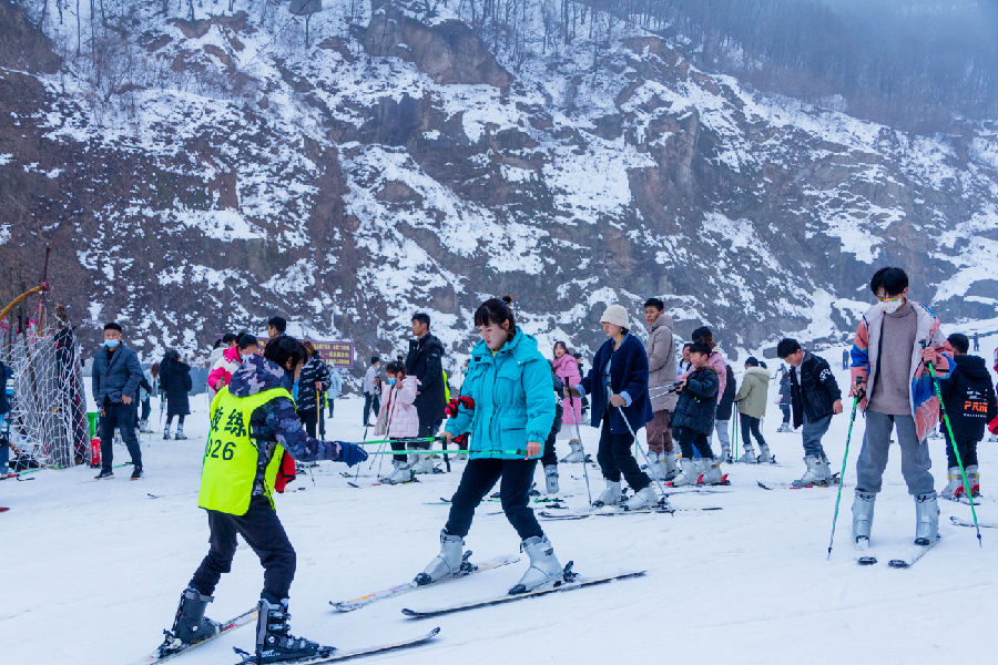 游客在尧山风景区天龙池滑雪场滑雪(王永安 摄) 游客在尧山风景区天龙池滑雪场滑雪(王永安 摄)