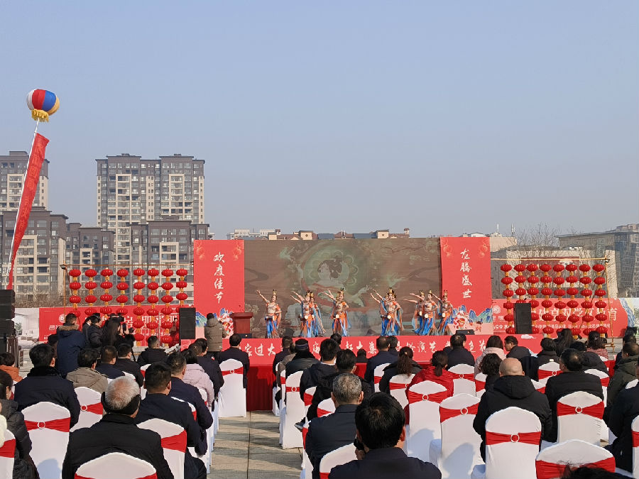 鲁山县迎新春年货节活动启动现场文艺演出(王永安 摄) 鲁山县迎新春年货节活动启动现场文艺演出(王永安 摄)