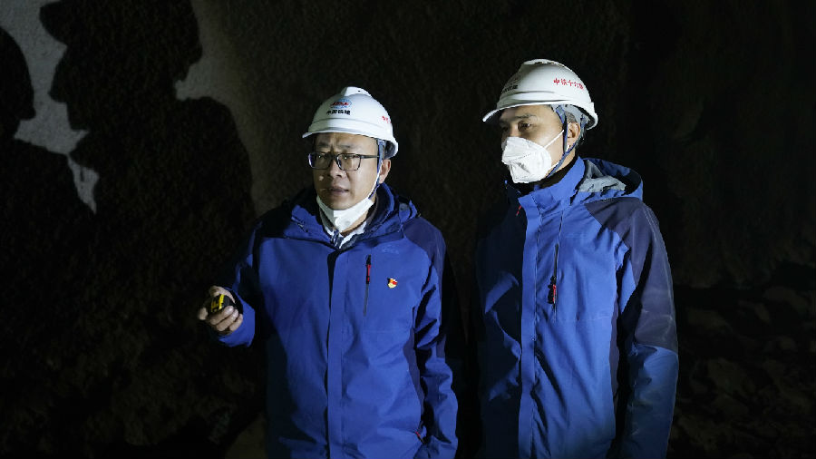 中铁十六局天陇铁路二标土建四分部项目党支部书记王永欣与队友仔细检查隧道的结构安全 (石晨 摄) 中铁十六局天陇铁路二标土建四分部项目党支部书记王永欣与队友仔细检查隧道的结构安全 (石晨 摄)