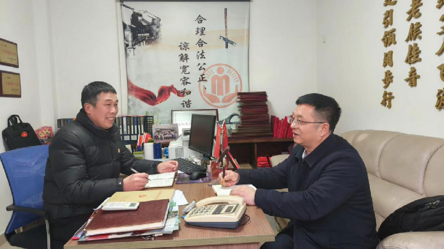 张俊(左)接受记者采访(金晓君 摄) 张俊(左)接受记者采访(金晓君 摄)