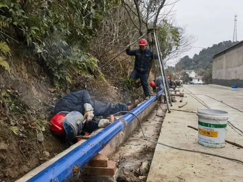 图为自来水联网工程施工现场(戚原 摄) 图为自来水联网工程施工现场(戚原 摄)