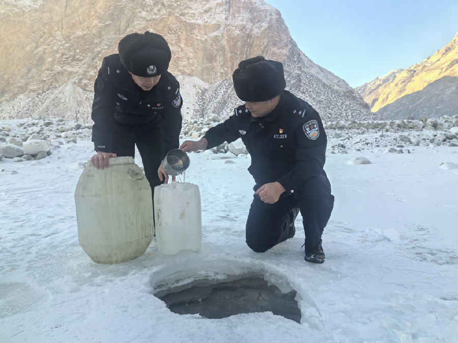 民警在警务站1公里外的地方打水(查燕荣 摄) 民警在警务站1公里外的地方打水(查燕荣 摄)