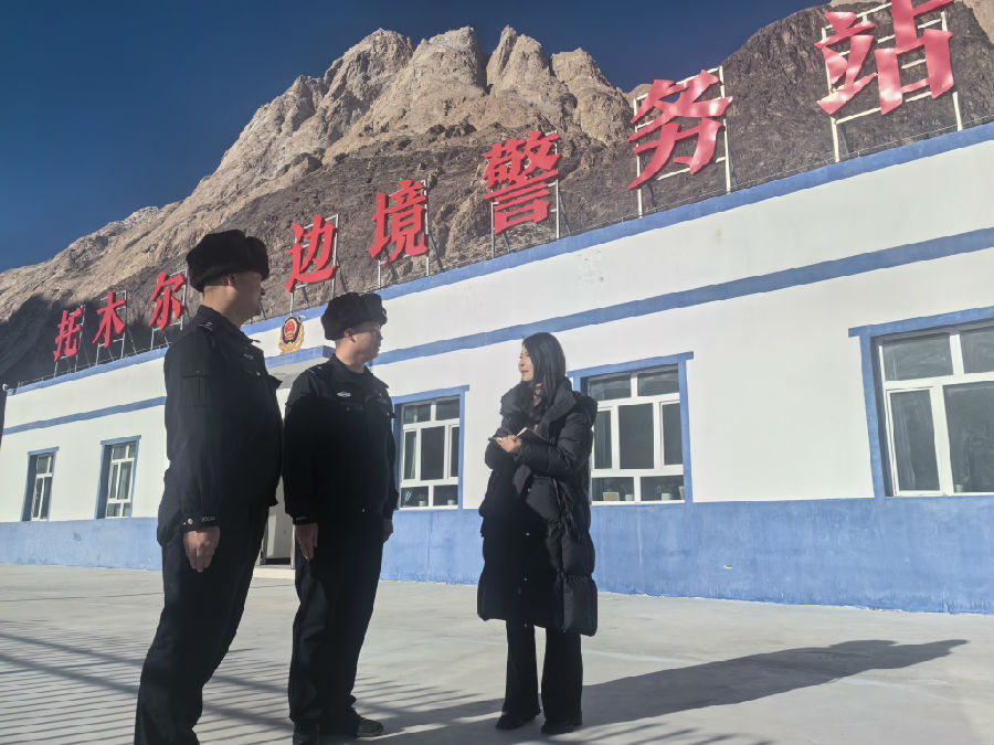 记者采访托木尔峰边境警务站民警(冀江彤 摄) 记者采访托木尔峰边境警务站民警(冀江彤 摄)