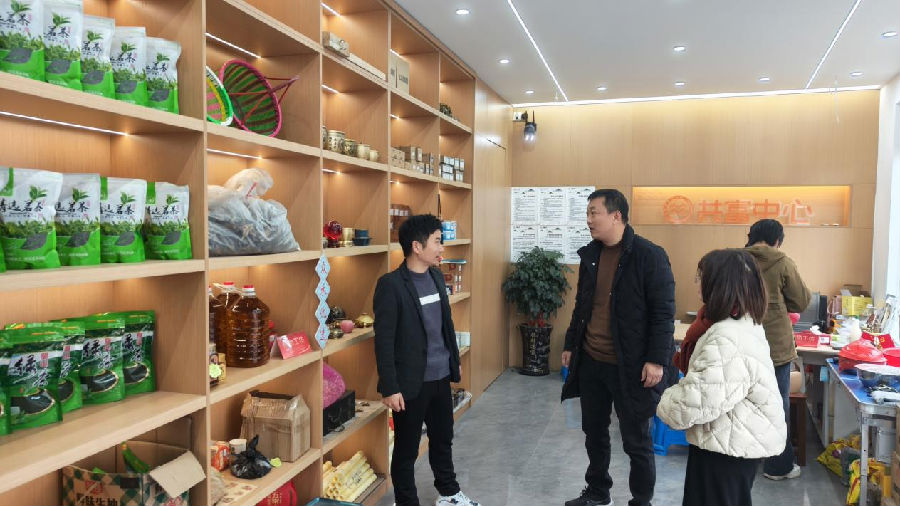 龙溪镇共富工坊综合服务站展区一角(曾庆华 摄) 龙溪镇共富工坊综合服务站展区一角(曾庆华 摄)