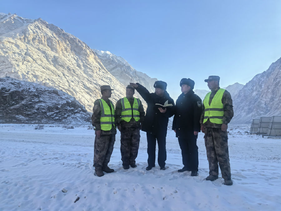 民警带领护边员巡边(查燕荣 摄) 民警带领护边员巡边(查燕荣 摄)