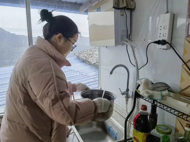 图为苍溪县陵江镇六槐村村民家中自来水接通(戚原 摄) 图为苍溪县陵江镇六槐村村民家中自来水接通(戚原 摄)