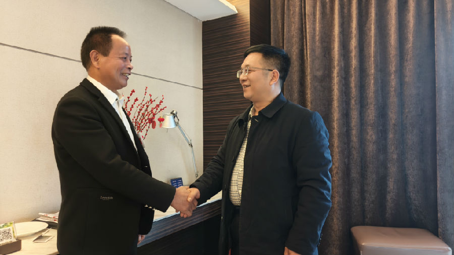 骆福忠（左）接受记者采访 （胡盼婕 摄）