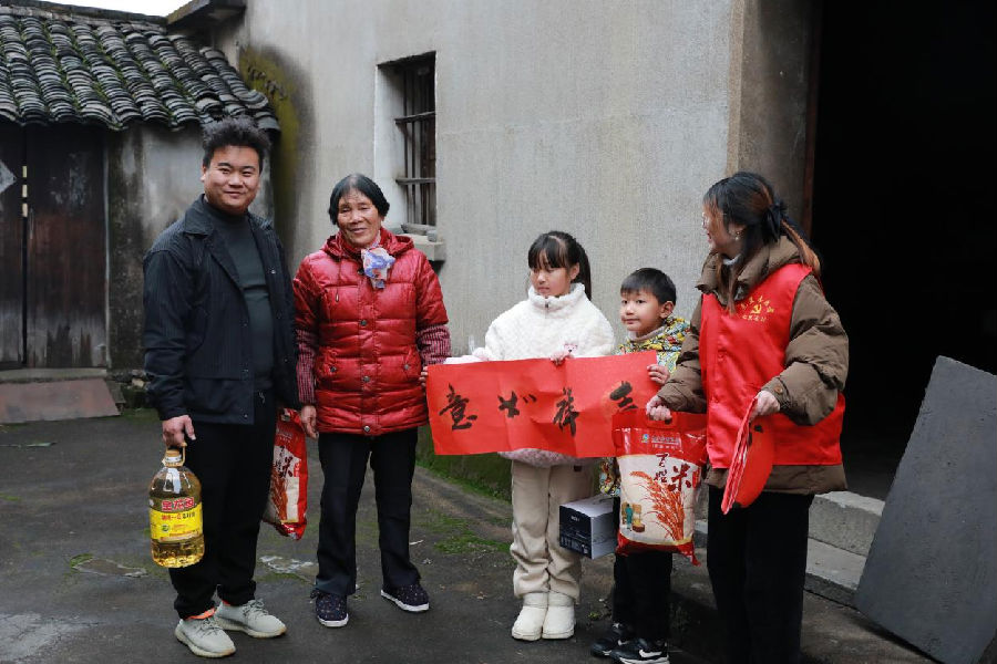 七里泷村雏鹰行动-志愿服务小分队看望慰问独居老人（左二） （陶腾民 摄）