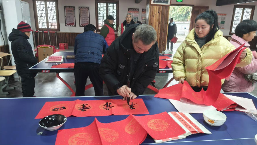写春联送“福”字现场 （曾庆华 摄）