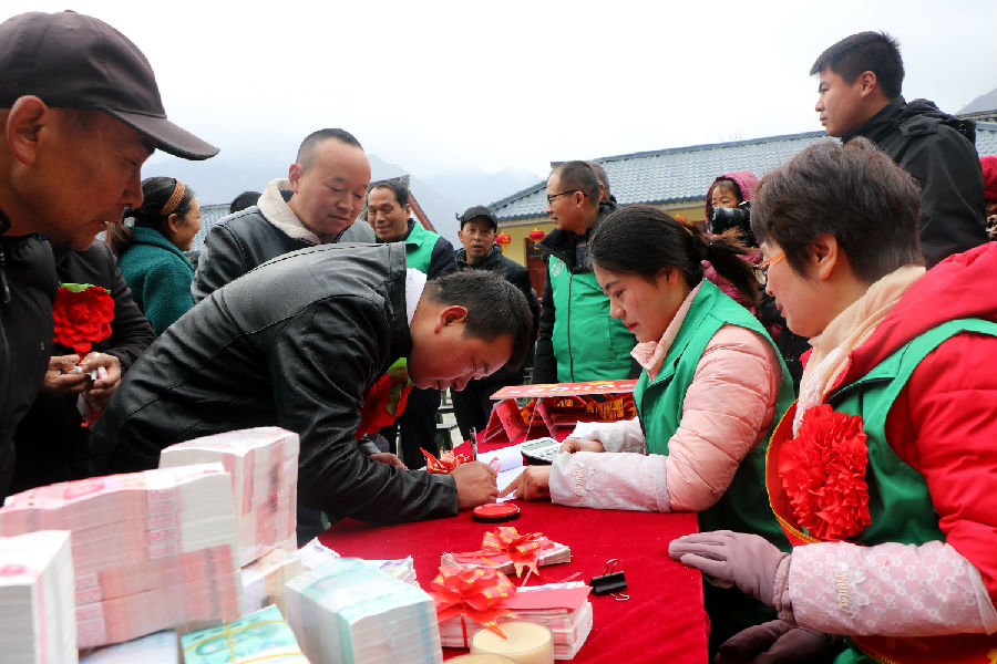 群众喜领新春红利 (田兴文 摄) 群众喜领新春红利 (田兴文 摄)