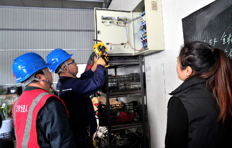 延平区供电所人员为种植户冷库用电“体检” (陈书忠 摄) 延平区供电所人员为种植户冷库用电“体检” (陈书忠 摄)