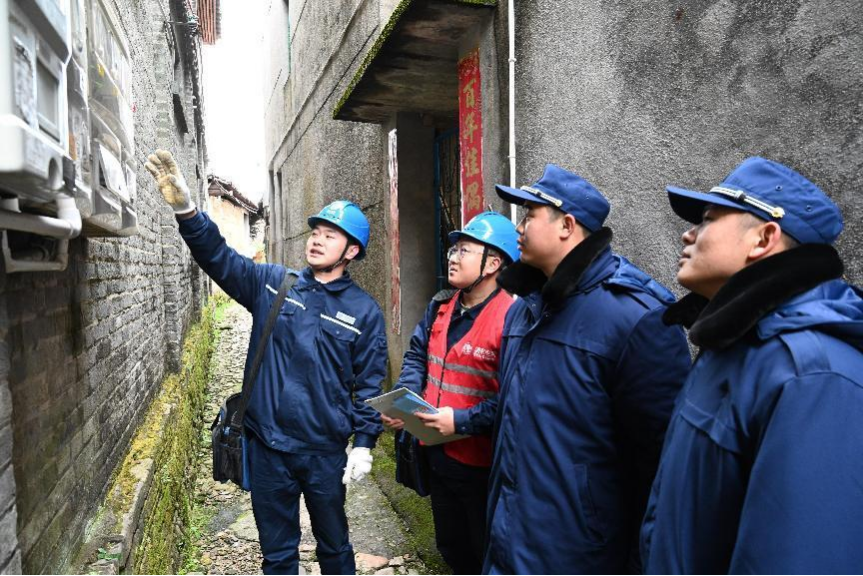 国网邵武市供电公司员工与和平镇消防人员一起检查古镇用电安全(朱丽 摄) 国网邵武市供电公司员工与和平镇消防人员一起检查古镇用电安全(朱丽 摄)