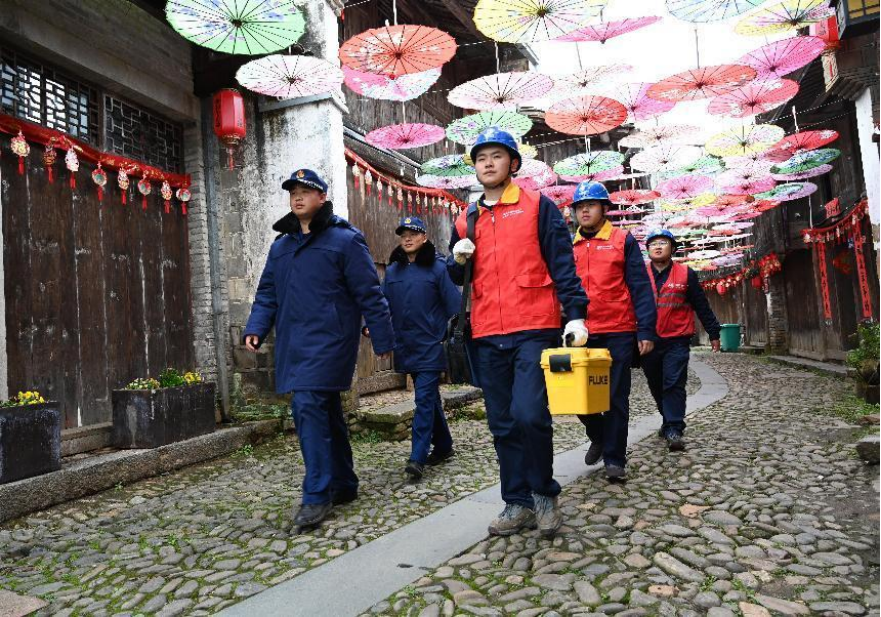 国网邵武市供电公司员工与和平镇消防人员联合开展古镇特巡(朱丽 摄) 国网邵武市供电公司员工与和平镇消防人员联合开展古镇特巡(朱丽 摄)