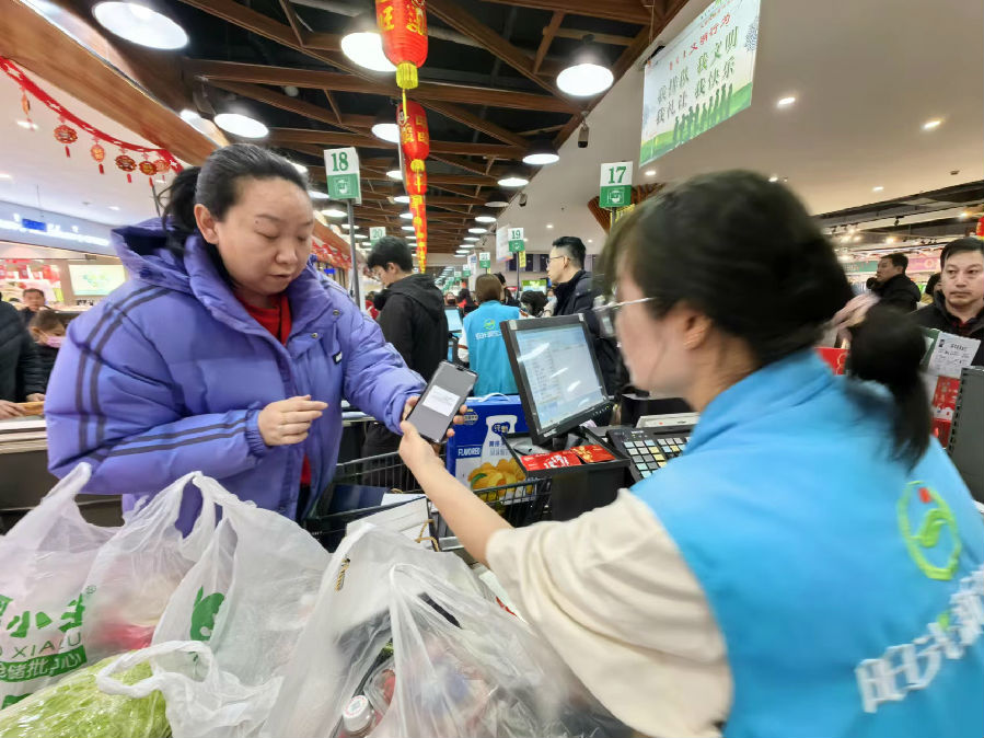 消费者购物结算中使用准格尔旗返乡补贴消费券(宫立灵 摄) 消费者购物结算中使用准格尔旗返乡补贴消费券(宫立灵 摄)