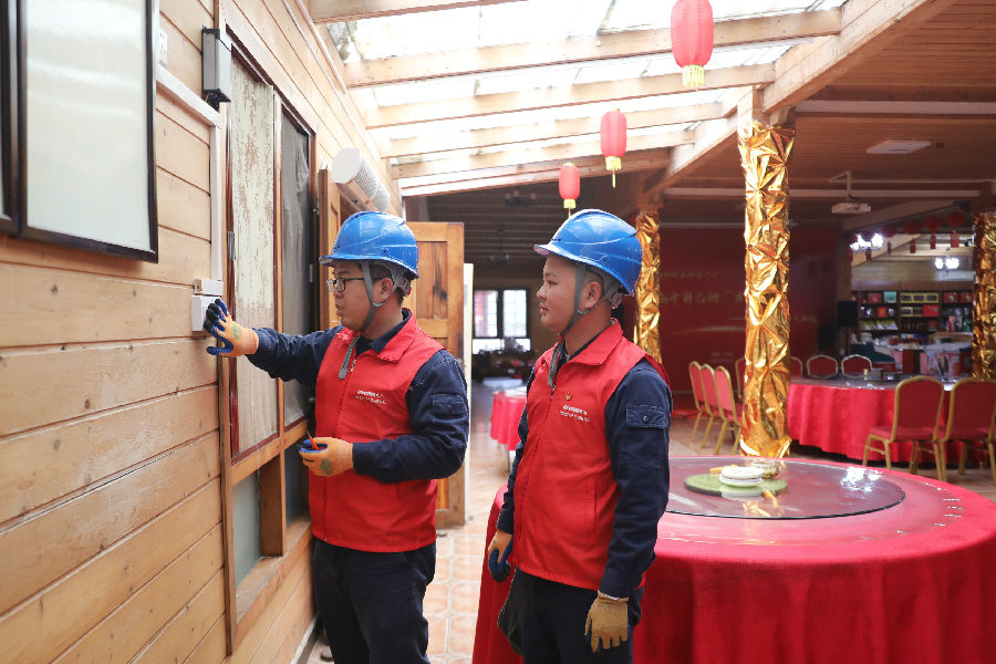 国网上杭县供电公司古田供电所网格服务人员为五龙村农家乐经营户检查用电设备 (刘伟玲 摄) 国网上杭县供电公司古田供电所网格服务人员为五龙村农家乐经营户检查用电设备 (刘伟玲 摄)