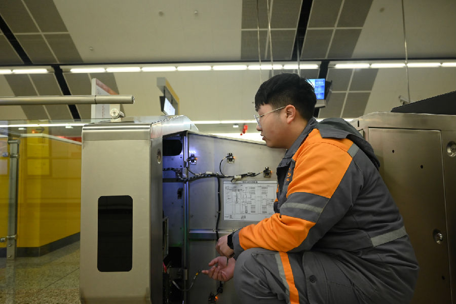 江楠检查闸机(杨露勇 摄) 江楠检查闸机(杨露勇 摄)