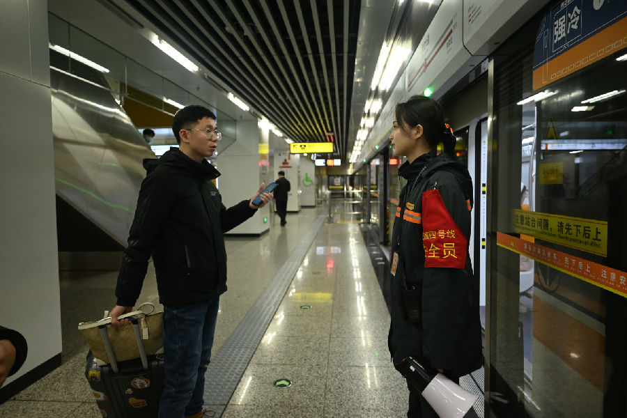 曾飞月回答乘客咨询(杨露勇 摄) 曾飞月回答乘客咨询(杨露勇 摄)