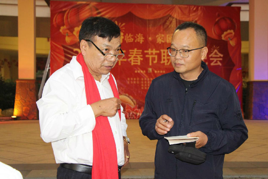 参与节目表演的“候鸟”人才接受记者采访(郑天龙 摄) 参与节目表演的“候鸟”人才接受记者采访(郑天龙 摄)