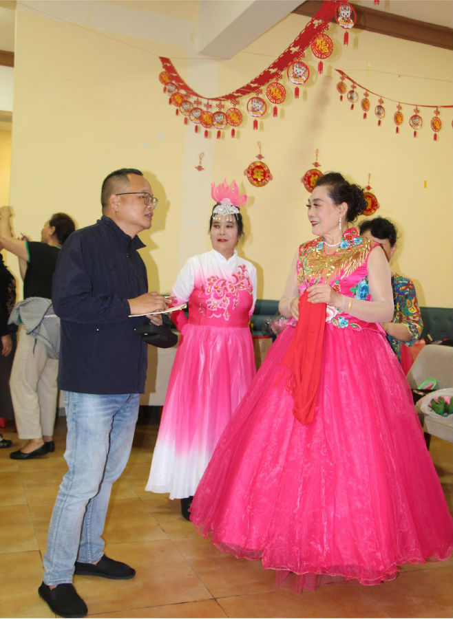 参与节目表演的“候鸟”人才接受记者采访(郑天龙 摄) 参与节目表演的“候鸟”人才接受记者采访(郑天龙 摄)