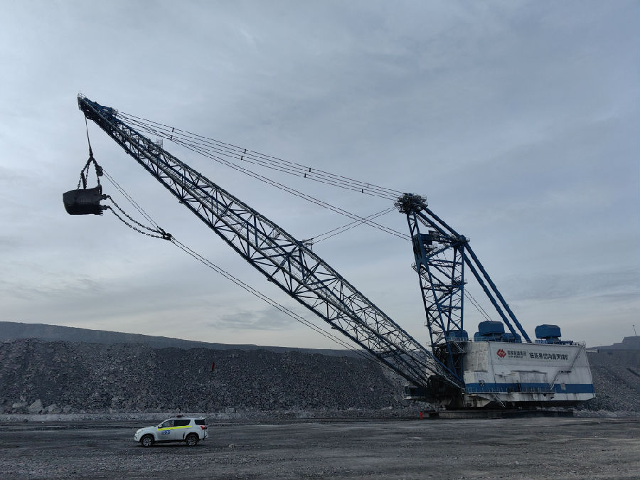 准能集团黑岱沟露天煤矿即将投入作业的8750-65型吊斗铲(宫立灵 摄) 准能集团黑岱沟露天煤矿即将投入作业的8750-65型吊斗铲(宫立灵 摄)