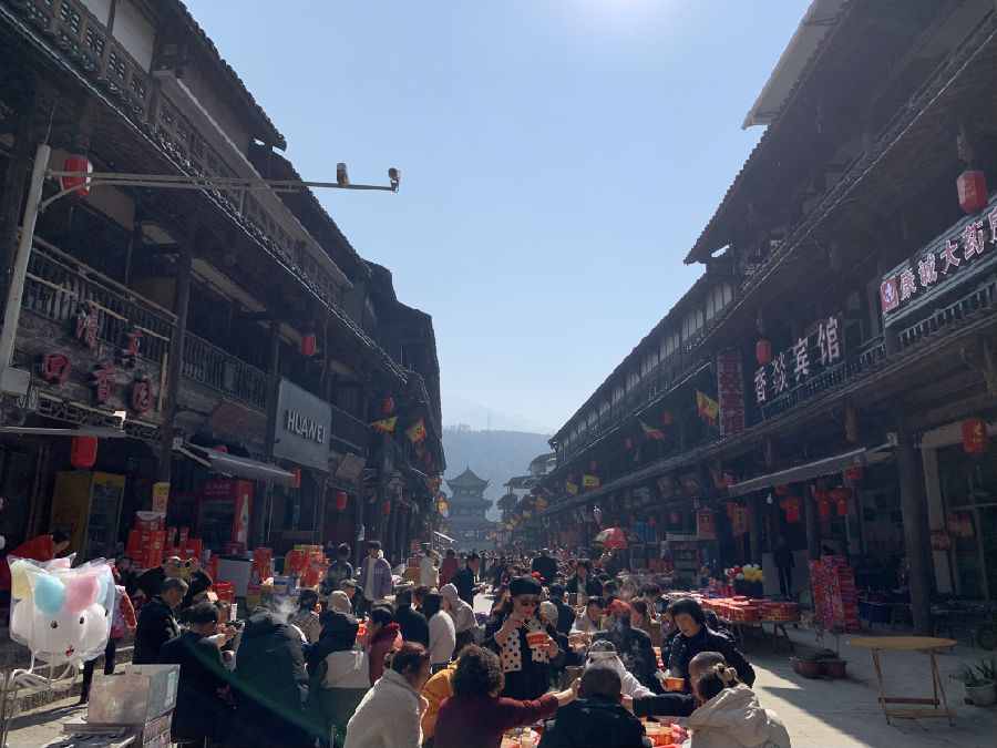 坝坝宴现场（戚原 摄）