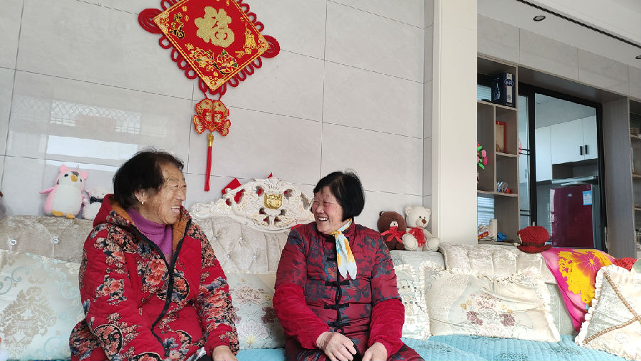 邻居来葛秀英家串门（张伟伟 摄）