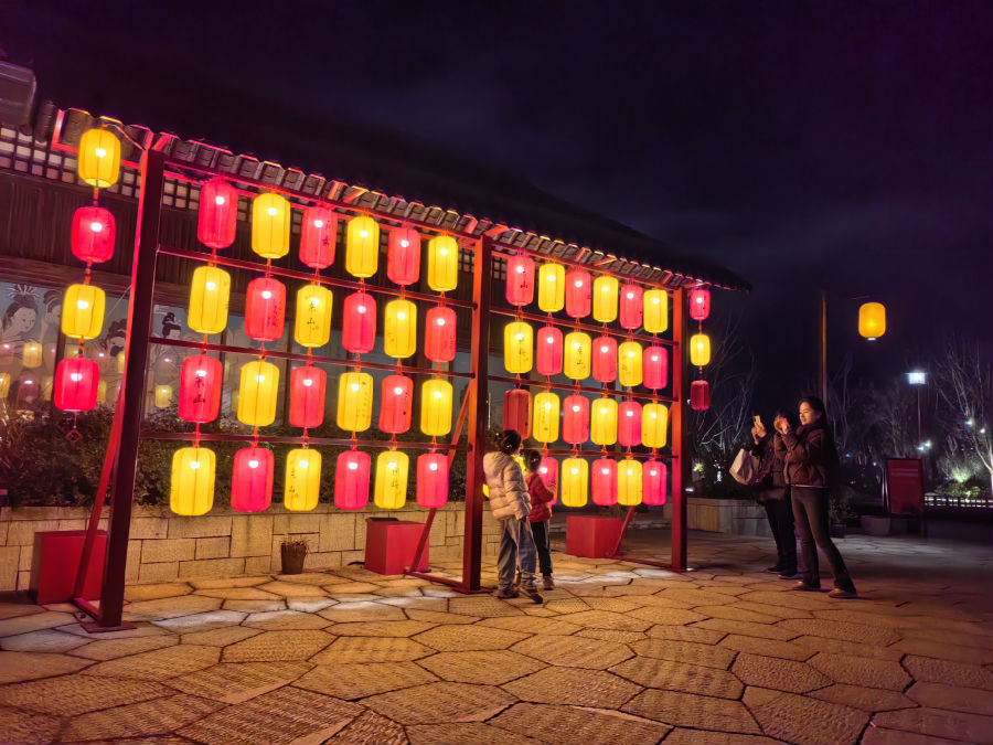 图为游客在特色灯笼处拍照留念(余惠玲 摄) 图为游客在特色灯笼处拍照留念(余惠玲 摄)