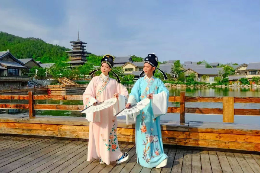 图为黄梅戏表演(问梅萱 摄) 图为黄梅戏表演(问梅萱 摄)