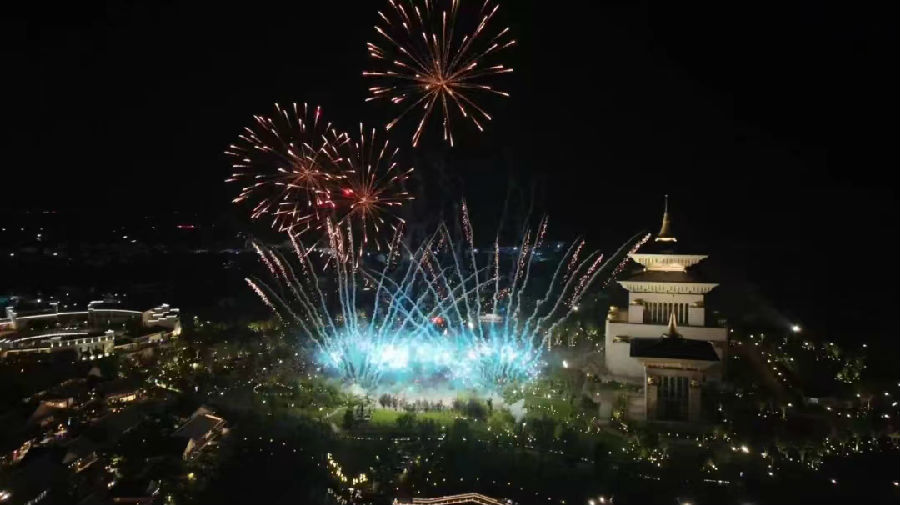 图为黄梅县东山问梅村景区烟花秀表演(问梅萱 摄) 图为黄梅县东山问梅村景区烟花秀表演(问梅萱 摄)