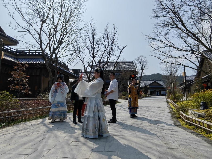图为身着汉服的游客“打卡”问梅景区(余惠玲 摄) 图为身着汉服的游客“打卡”问梅景区(余惠玲 摄)