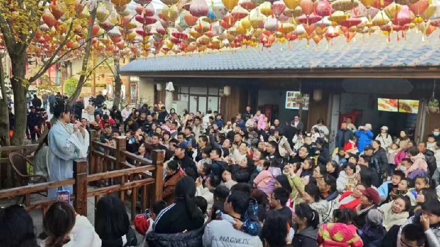 图为问梅村游客互动(问梅萱 摄) 图为问梅村游客互动(问梅萱 摄)