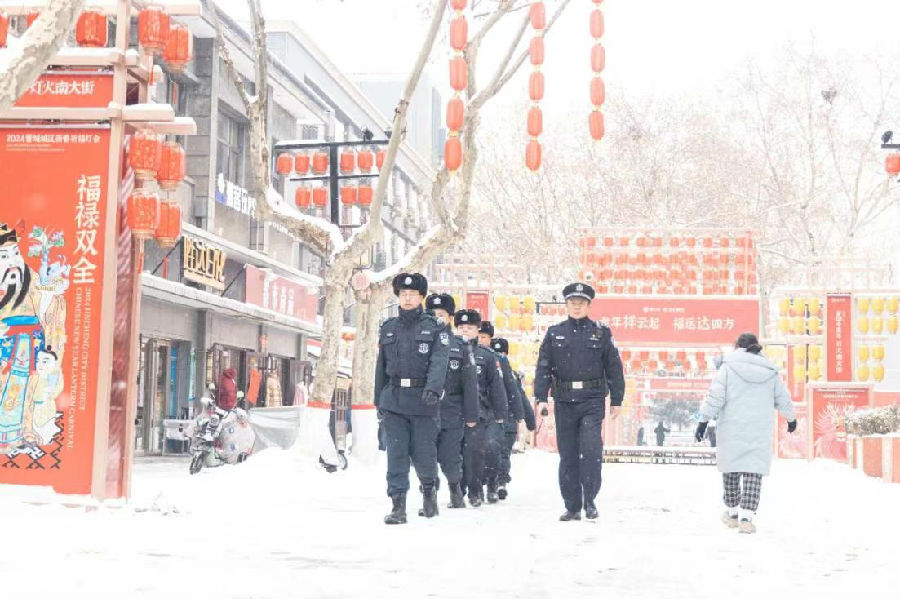 南大街内正在巡逻的民警（霍芮 摄）